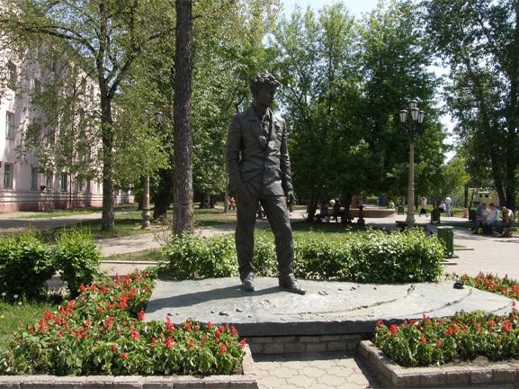 Памятник А. Вампилову в Иркутске 