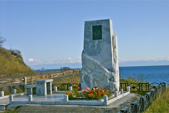 Памятный знак на месте гибели А. В. Вампилова